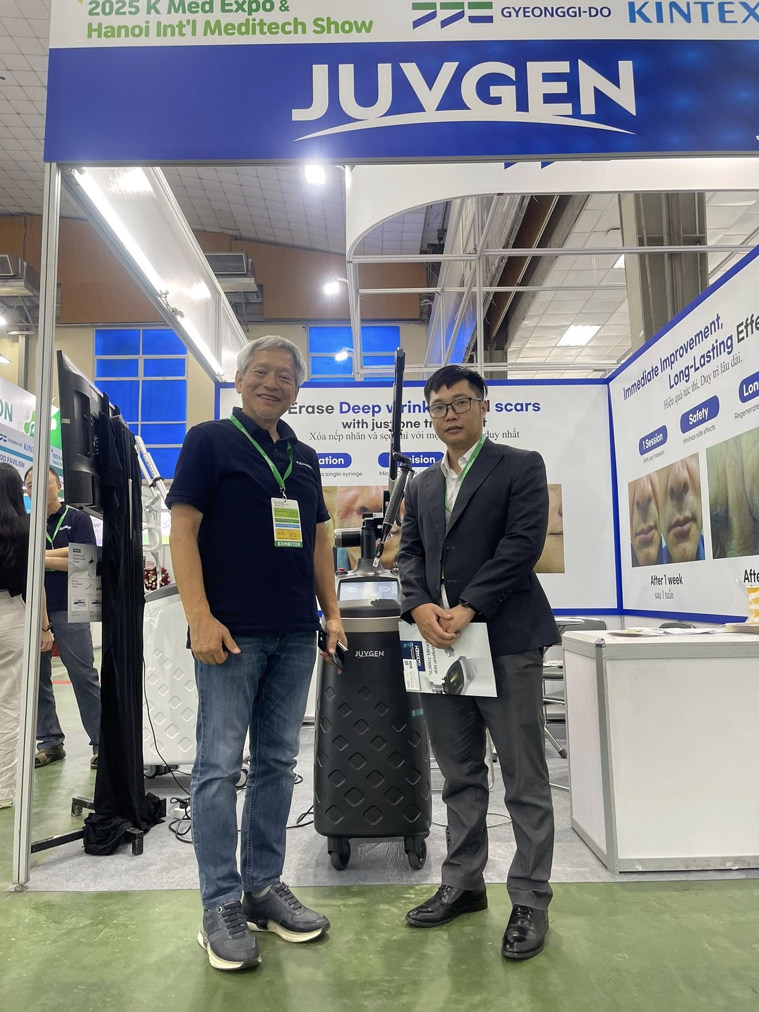 Hai người đàn ông đứng tại gian hàng JUVGEN ở triển lãm thiết bị y tế Hanoi Int Meditech Show