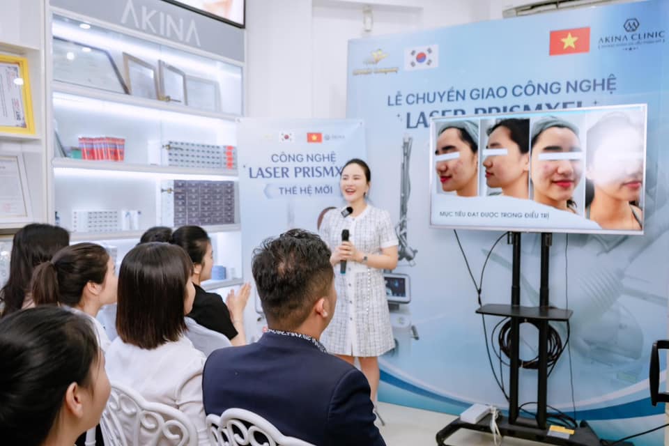Bác sĩ trình bày công nghệ laser trị liệu da trước nhóm khách hàng tại phòng khám Akina Clinic