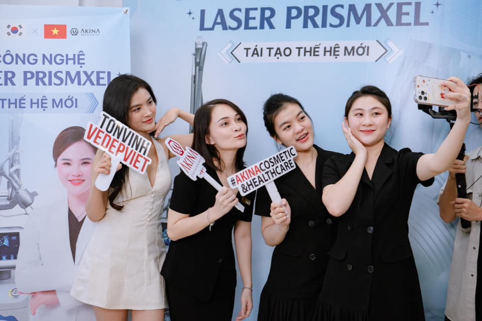 Bốn cô gái tạo dáng chụp ảnh selfie tại sự kiện giới thiệu công nghệ laser Prismxel